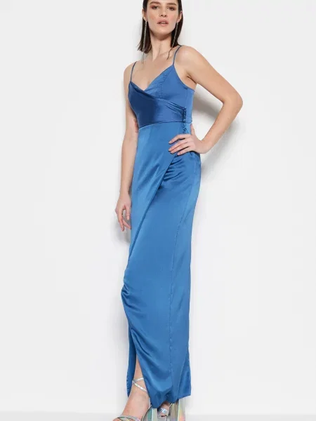 Satynowa sukienka wieczorowa Trendyol niebieska