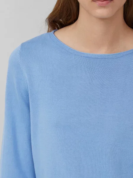 Sweter z miękkiej cienkiej dzianiny z podwiniętymi brzegami niebieski