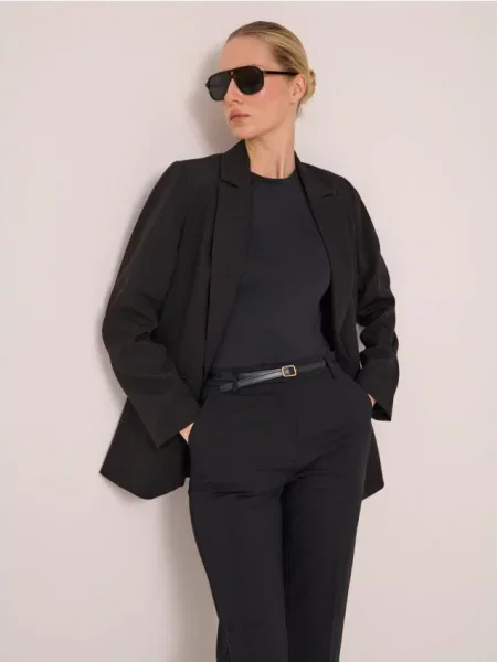 Класичний жакет з декоративними ґудзиками чорний