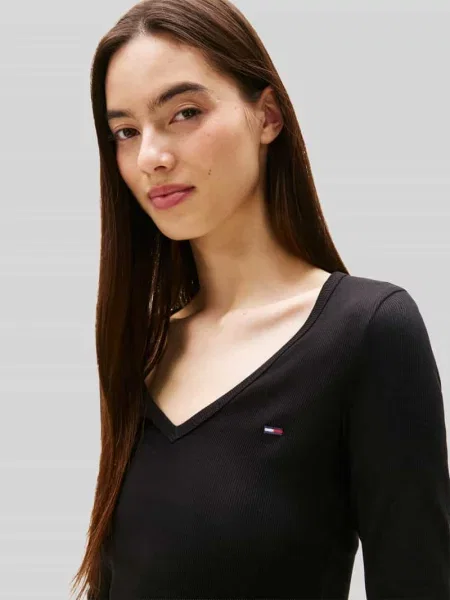 Bluzka z długim rękawem o kroju slim fit z detalem z logo Tommy Jeans czarna