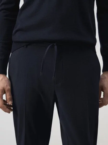 Spodnie slim fit z elastycznym pasem Mężczyzna 38 MANGO MAN granatowy