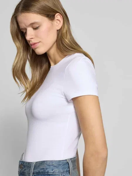 T-shirt o kroju slim fit z mieszanki bawełny Review biała