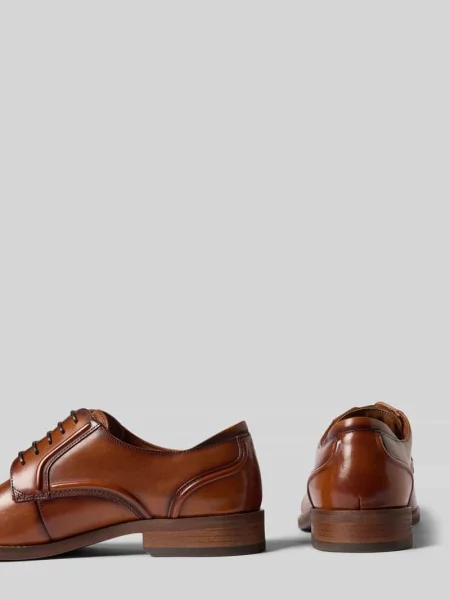 Derby z zaokrągloną koronką model Craftremi' Clarks