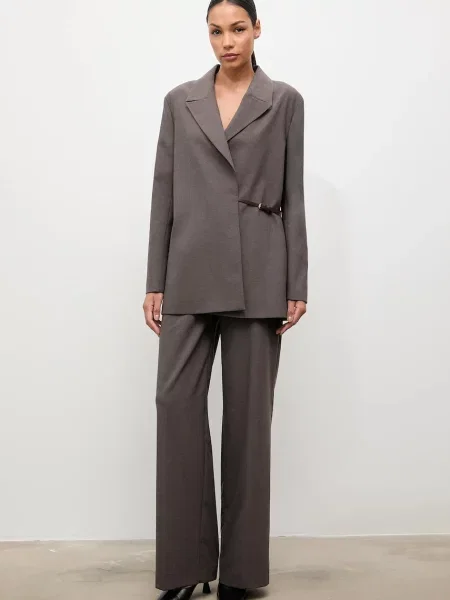 Answear.LAB sacou un singur rand de neted maro