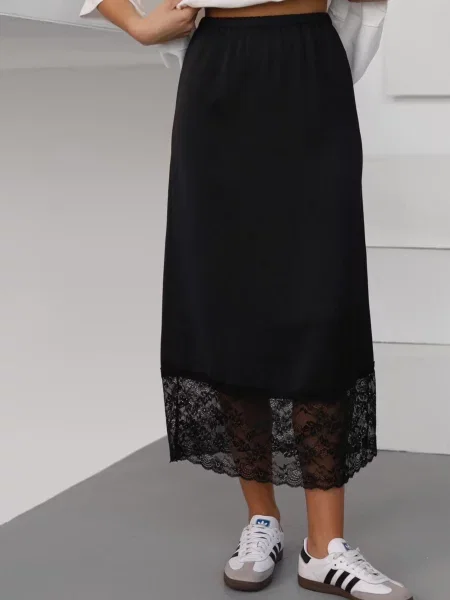 Атласная юбка миди Lilove черная