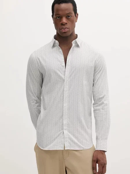 Риза Armani Exchange бяло с кройка по тялото с класическа яка синьо