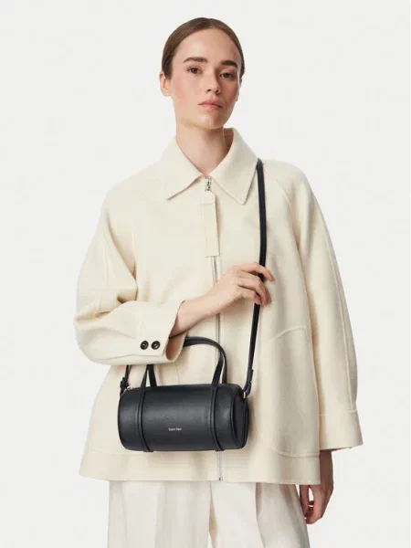 Calvin Klein baguette torbica za žene od imitacije kože crna