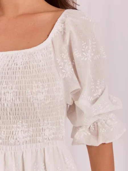 Rochie Lakerta cu broderie evazată alb