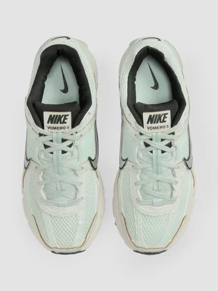 Кожаные кроссовки Nike Vomero