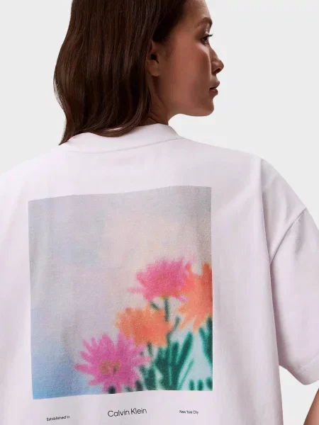 Укорочена футболка Calvin Klein Jeans в квіточку біла