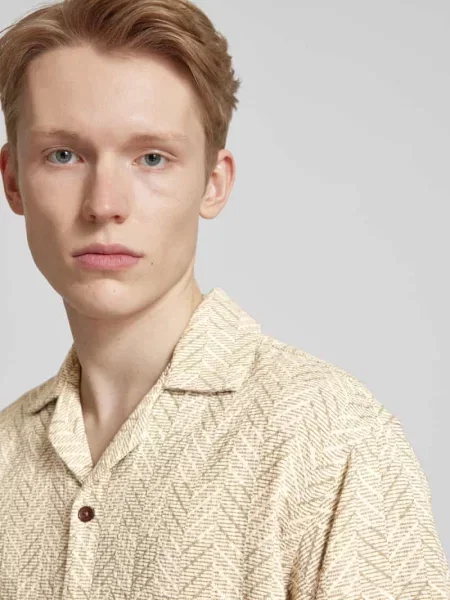 Koszula casualowa o kroju regular fit z kołnierzykiem typu resort model ‘BLUVINCENT’ Jack & Jones beżowa