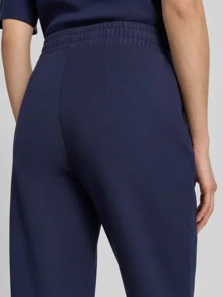 Spodnie dresowe o kroju straight fit w skróconym kroju Christian Berg Woman granatowe