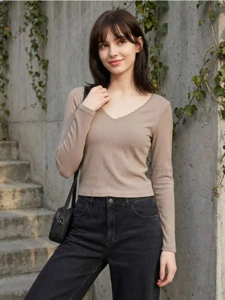 Блуза з довгими рукавами і мереживом на декольте кавовий