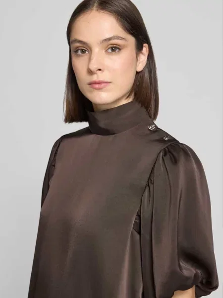 Bluzka satynowa o kroju regular fit z bufiastymi rękawami model Parisa' Neo Noir