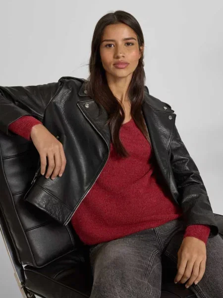 Sweter z dzianiny o kroju regular fit z dekoltem w serek model ‘CREWLEFILE’ Vero Moda czerwony