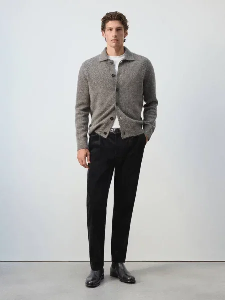 Spodnie sztruksowe relaxed fit z zaszewkami Mężczyzna 38 MANGO MAN czarny