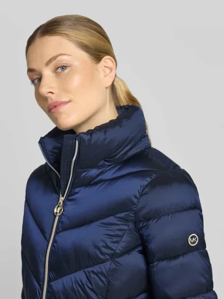 Płaszcz pikowany z kapturem i zapinane na błyskawiczny Michael Michael Kors granatowy