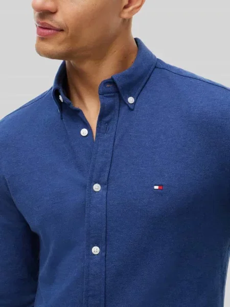 Koszula casualowa o kroju slim fit z wyhaftowanym logo Tommy Hilfiger niebieska