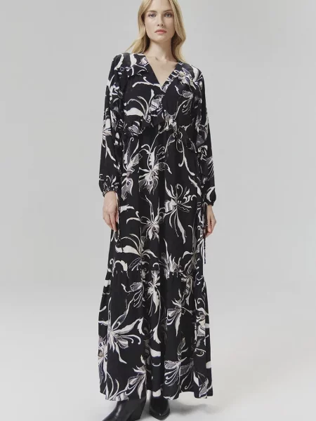 Рокля Answear Lab дълга разкроена черно