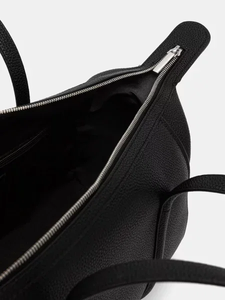 Calvin Klein Táska Emblem Hw Pebble Doctor Shoulder fekete