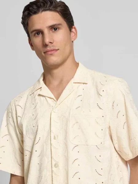 Koszula casualowa o kroju relaxed fit z haftem angielskim model ‘LEO PAISLEY’ Forét biała