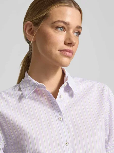 Bluzka koszulowa o kroju relaxed fit z kołnierzykiem koszulowym Emily Van Den Bergh