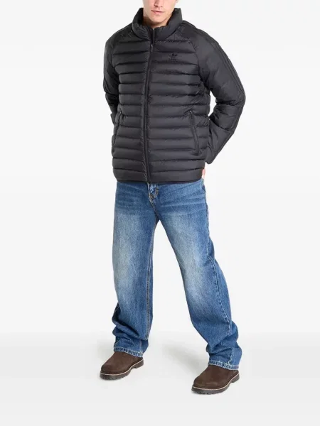 Dlouhé běžecké boty Adidas Terrex s krátkými rukávy s výstřihem do v černé