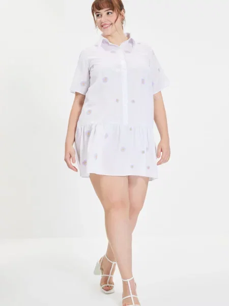 Haftowana sukienka koszulowa Trendyol biała