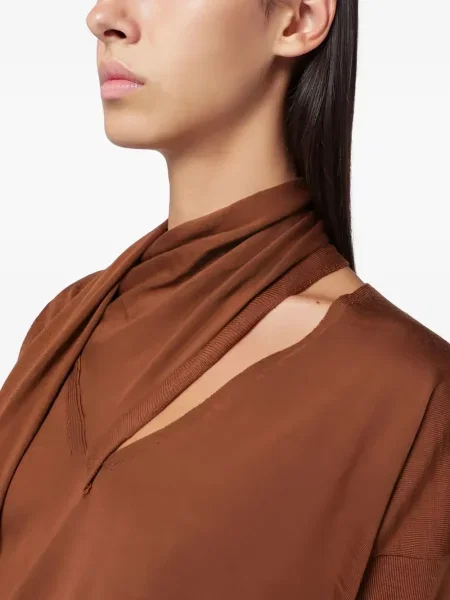 Bluză Roberto Collina cu decolteu în V maro