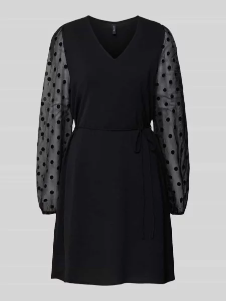 Sukienka koktajlowa o lejącym kroju z półprzezroczystymi rękawami model ‘ALVA’ Vero Moda czarna