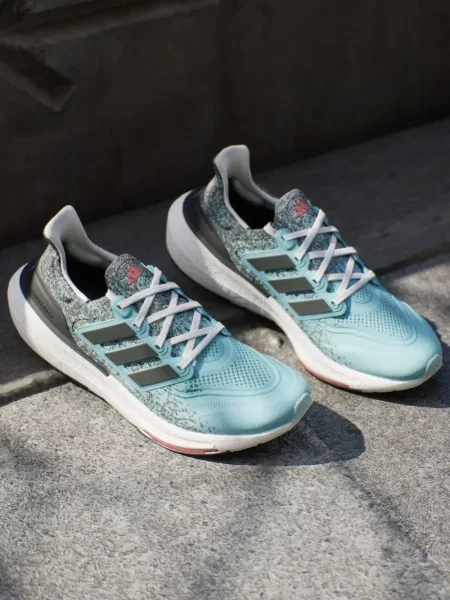 Sneakerși Adidas UltraBoost cu dungi de drumeție gri