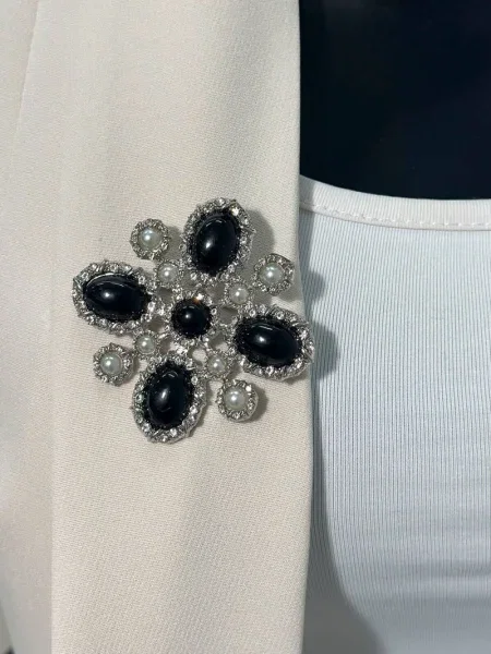 Brosa Kesi cu model floral negru