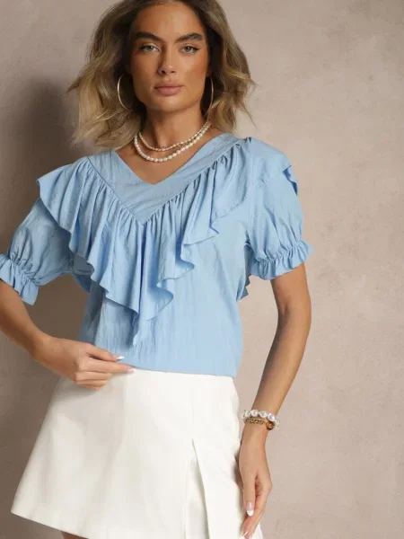 Jasnoniebieska Bluzka z Wiskozą Ozdobiona Falbankami Fadelena niebieska