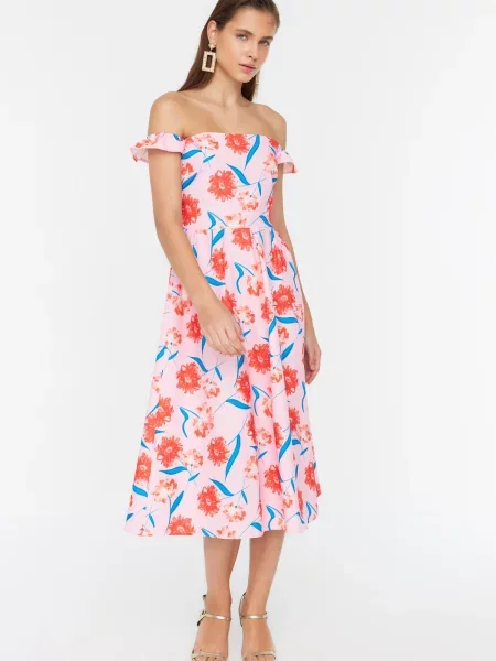 С яка рокля Trendyol розово