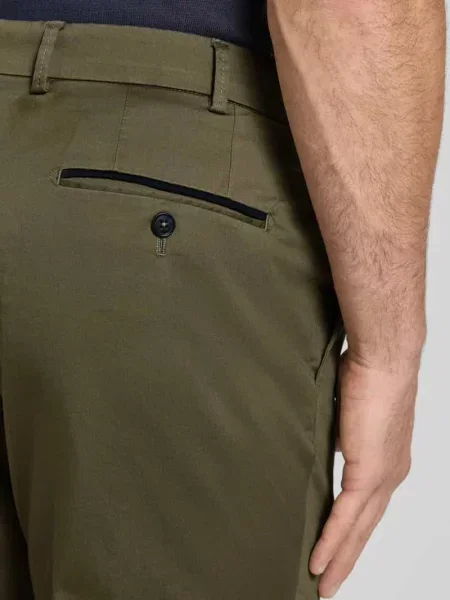 Chinosy o kroju regular fit z wpuszczanymi model Peaker' Hiltl