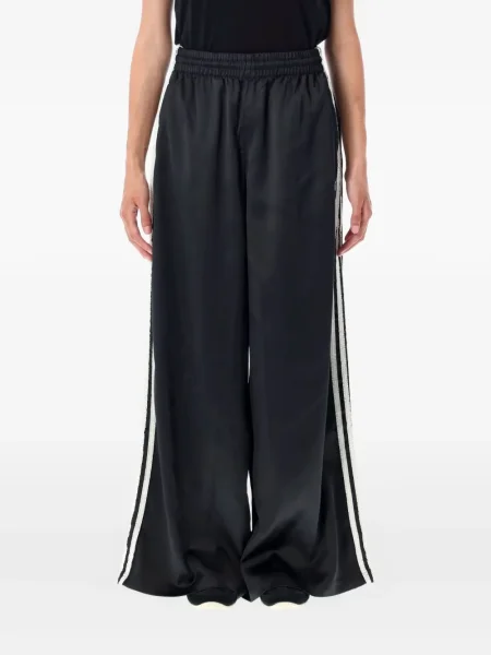 Pantaloni scurți Adidas zdrențuiți cu dungi din satin maro