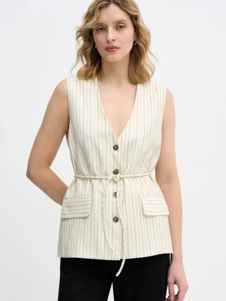 Sisley vestă un singur rând de bej