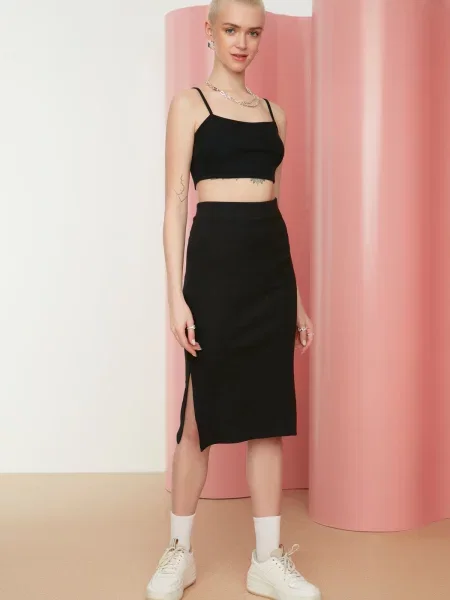 Dzianinowa spódnica midi Trendyol z wysoką talią czarna