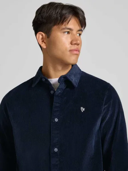 Koszula sztruksowa o kroju slim fit z mieszanki bawełny Review granatowa