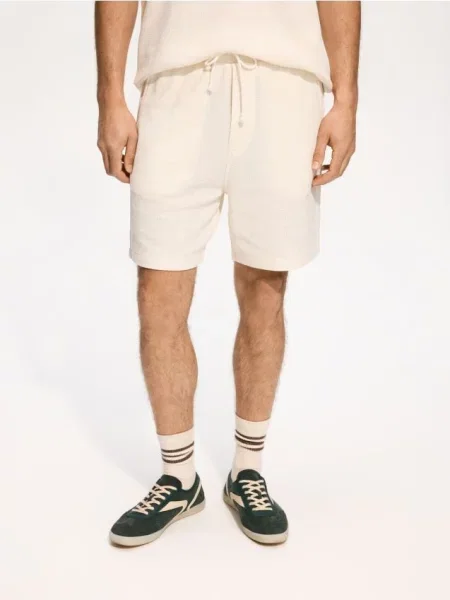 Reserved Pantaloni scurți regular din structurat crem