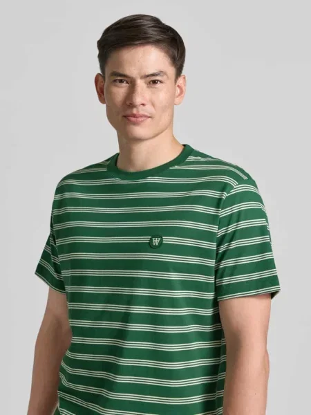 T-shirt o kroju relaxed fit z wyhaftowanym logo model Easton' Wood Wood zielona