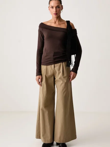 Levi's majica z dolgimi rokavi z modalom CLARA RIB OFF SHOULDER LS rjava