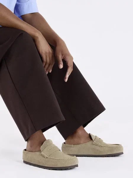 Замшевые шлепанцы Birkenstock бежевые