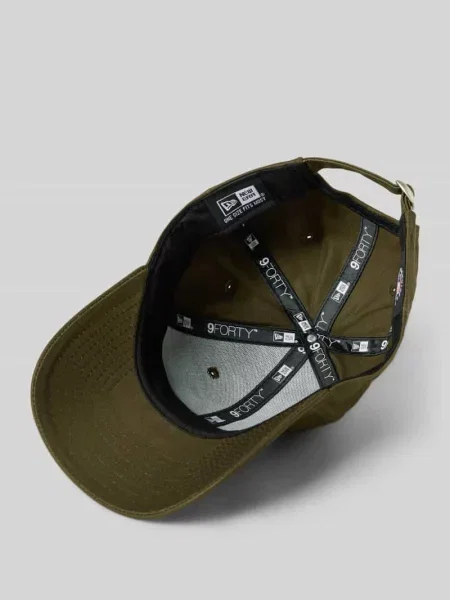 Czapka z daszkiem i detalem z logo New Era