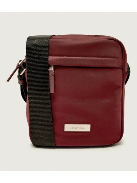 Geantă crossover Calvin Klein Sleek Reporter Vișiniu bordo