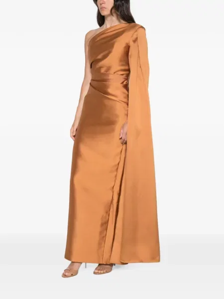 Rochie maxi Solace London cu un umăr gol maro