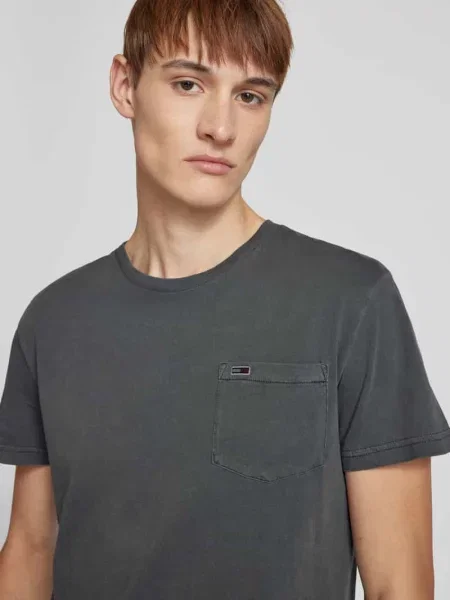 T-shirt o kroju regular fit z bawełny z kieszenią na piersi Tommy Jeans czarna