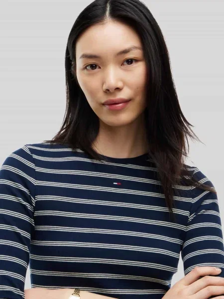 Bluzka z długim rękawem o kroju slim fit z mieszanki bawełny Tommy Jeans granatowa