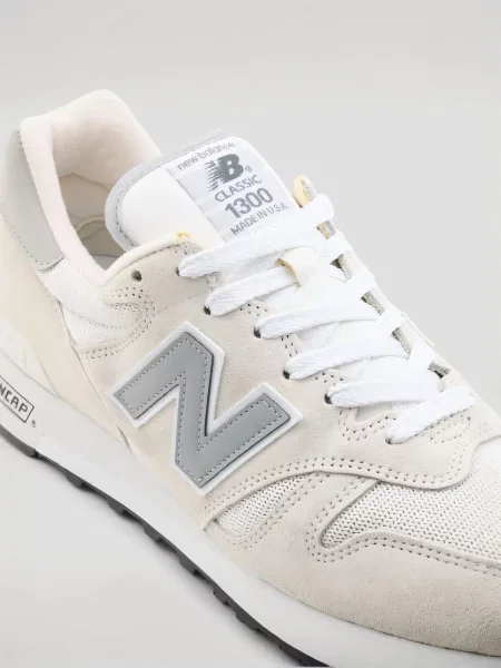 Замшевые повседневные кроссовки New Balance белые