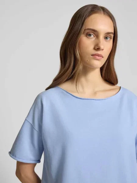 T-shirt z dekoltem w łódkę Juvia błękitna